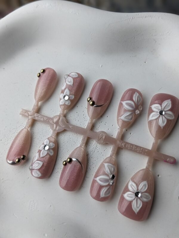 1000057946 Rose Shimmer White Floral Rhinestone 3D Press-On Nails