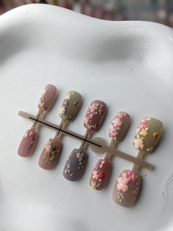 1000057986 Vintage Embroidered Floral 3D Press-On Nails