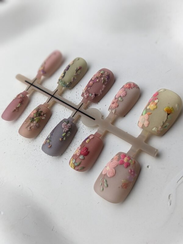 1000057987 Vintage Embroidered Floral 3D Press-On Nails