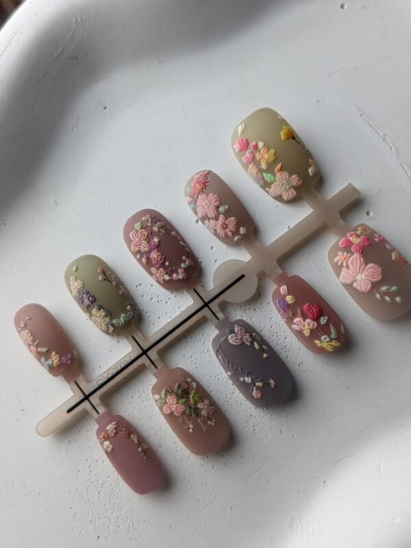 1000057988 Vintage Embroidered Floral 3D Press-On Nails