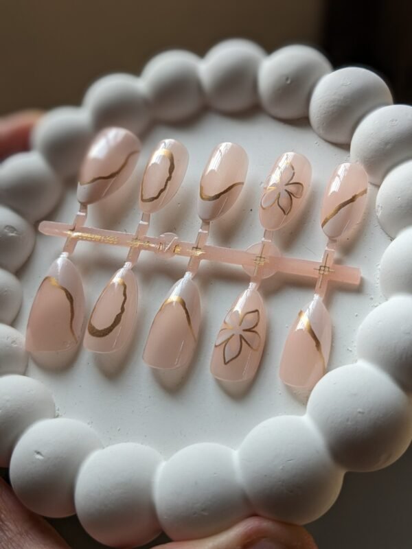 nude-gold-abstract-floral-press-on-nails-04 Nude Gold Abstract Floral Press-On Nails Set
