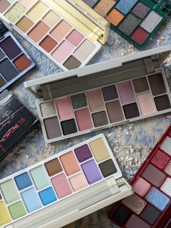 16-color-mixed-finish-eyeshadow-palette-main 16-Color Mixed Finish Eyeshadow Palette with Mirror